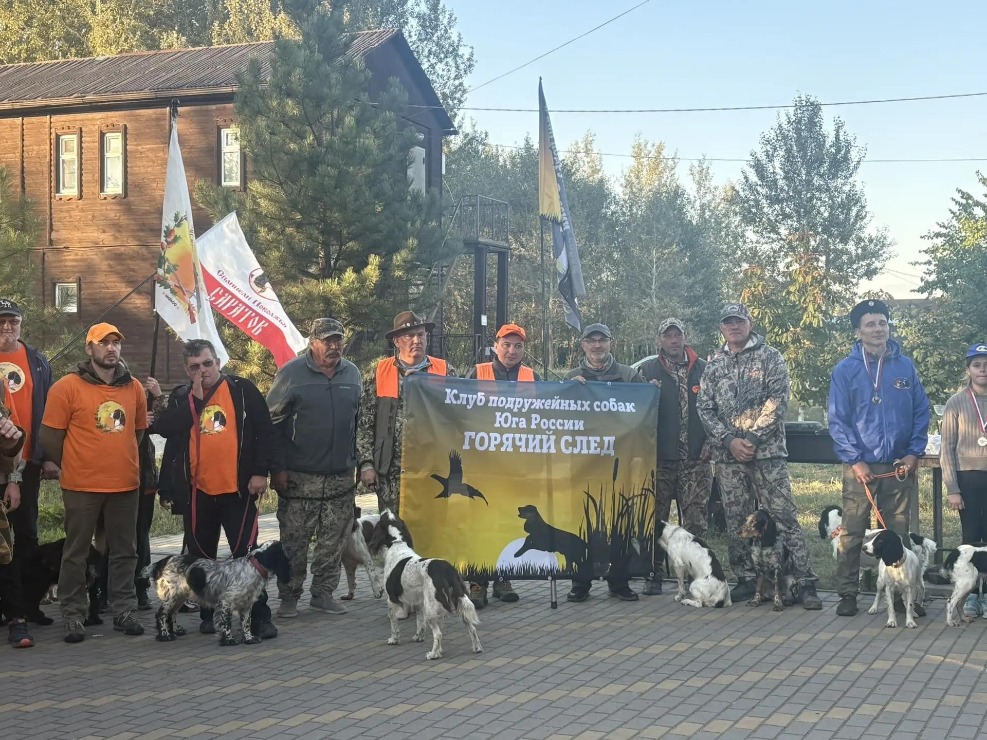 Участники клуба Горячий след с охотничьими спаниелями